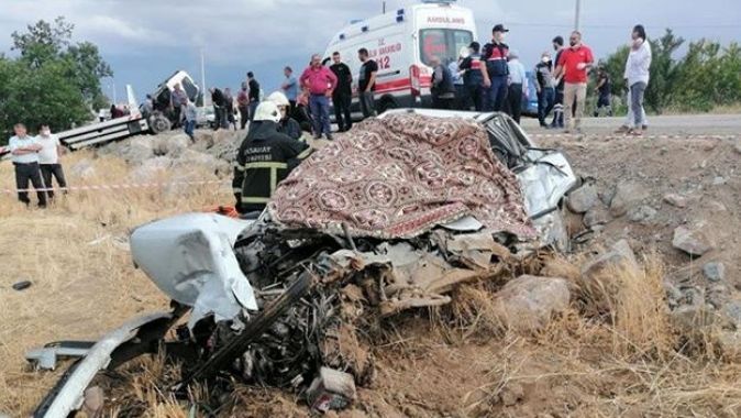 Aksaray&#039;da oto kurtarıcı araba ile çarpıştı, 2 kişi öldü