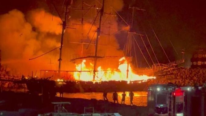 Alanya&#039;da tur tekneleri alev alev yandı