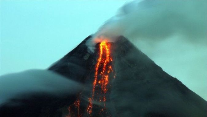Alaska&#039;da 3 yanardağdan biri lav diğerleri kül püskürttü