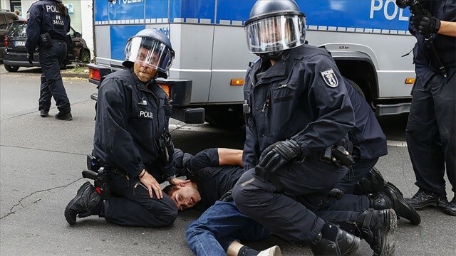 Alman polisi, Covid-19 tedbirlerini protesto edenlere müdahale etti
