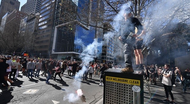 Avustralya’da Covid-19 protestoları! Polisle halk karşı karşıya geldi