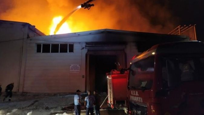 Boya fabrikasında dev yangın, 3 saatte kontrol altına alındı