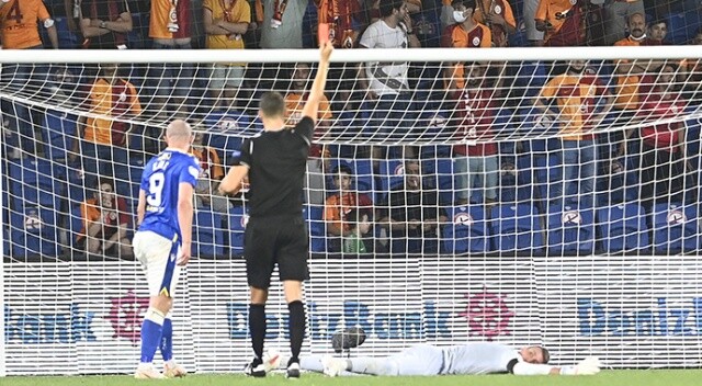 Galatasaray&#039;a UEFA maçında şok! Muslera oyundan atıldı