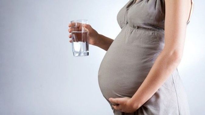 Hamilelik şişkinliğini  su içerek önleyin