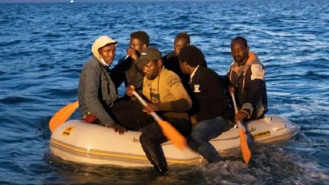 İki kişilik botta 6 kaçak göçmen
