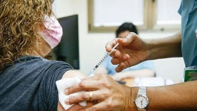 İsrail&#039;de 12 yaş üzerindekilere üçüncü doz aşı yapılacak