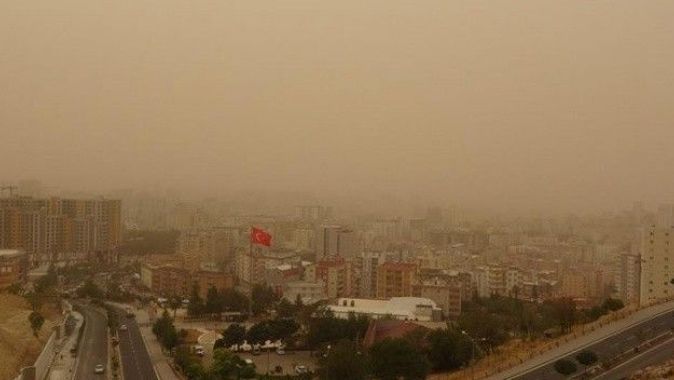 Mardin&#039;de toz fırtınası hayatı olumsuz etkiliyor
