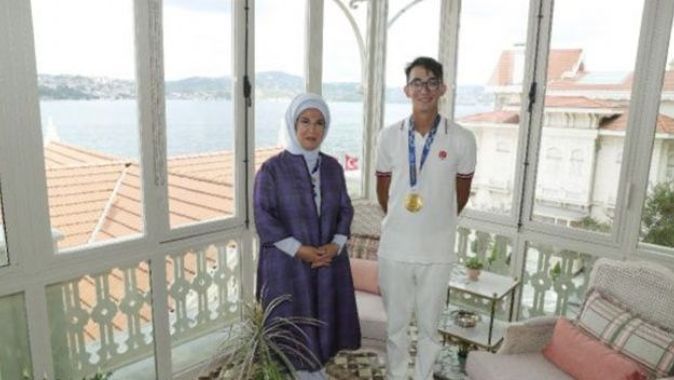 Mete Gazoz, Emine Erdoğan&#039;ı ziyaret etti