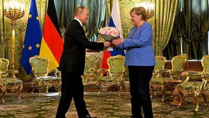 Putin, Angela Merkel&#039;e çiçek hediye etti