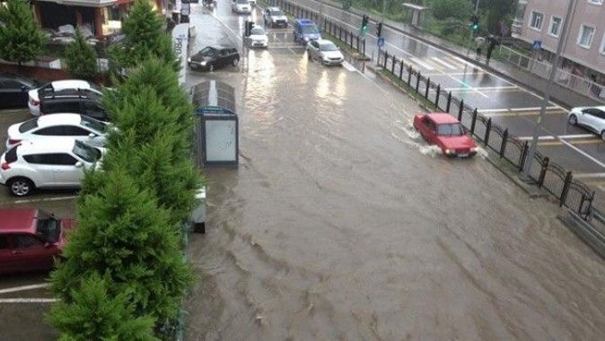 Rize’de sağanak yağış, karayolu trafiğe kapandı