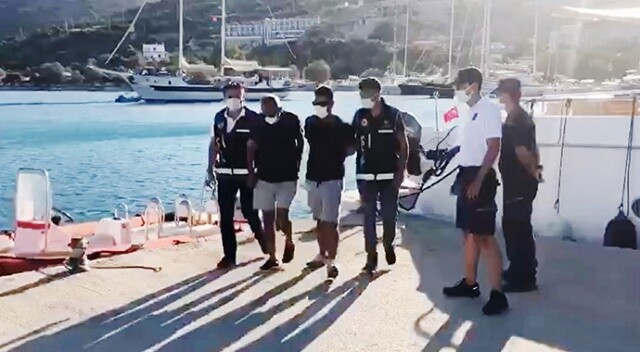 Tekne ile kaçmaya çalışan 9 FETÖ’cü yakalandı