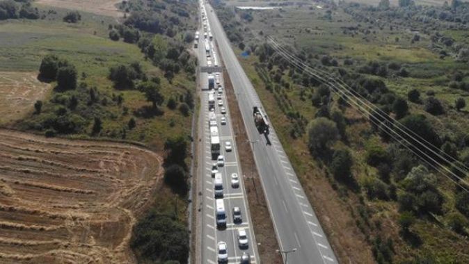 TEM’in Ankara yönü trafiğe kapatıldı, sürücüler kilometrelerce kuyruk oluşturdu