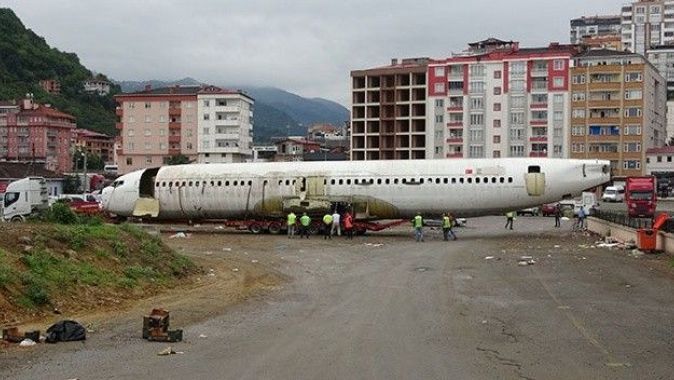 Trabzon&#039;da pistten çıkan uçak, pide salonuna dönüştürülüyor