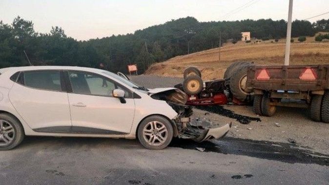 Traktör ile otomobil çarpıştı: 1 ölü, 2 yaralı