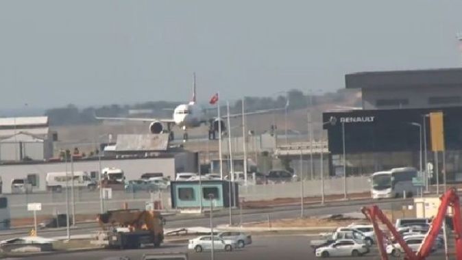 Türkleri taşıyan tahliye uçağı İstanbul Havalimanı&#039;na indi