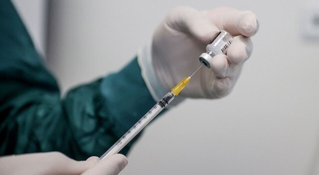 Yeni Zelanda&#039;da çarpıcı iddia: Bir kadın BioNTech aşısından sonra öldü