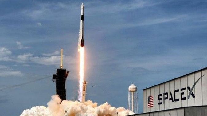 4 kişiyi dünya çevrinde gezdirecek SpaceX roketi fırlatıldı