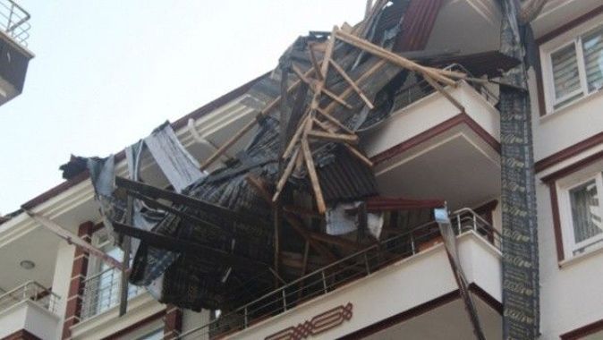 Ankara&#039;da fırtınada 3 binanın çatısı uçtu