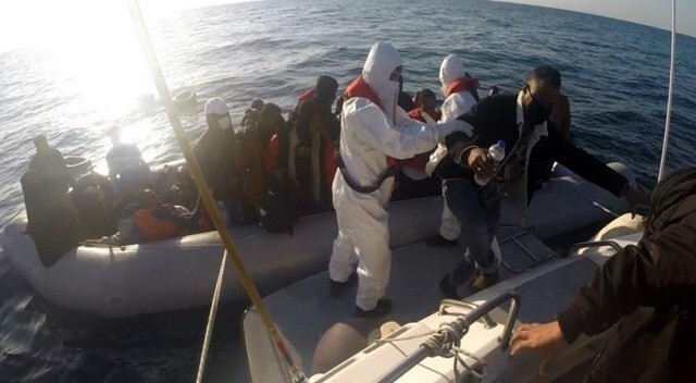 Yunan Sahil Güvenliği 35 göçmeni Türk karasularına itti