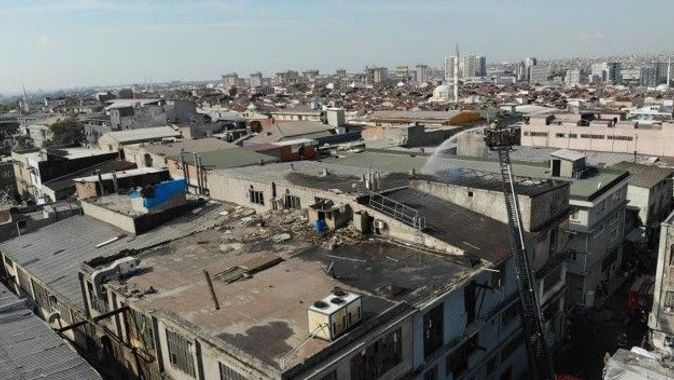 Bayrampaşa’da bir iş yerinin çatısında yangın çıktı: O anlar drone ile görüntüledi