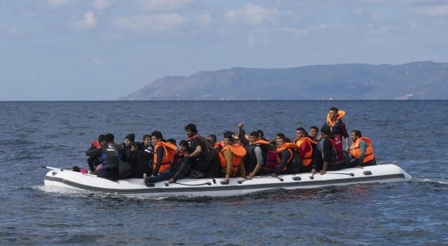 Çanakkale açıklarındaki teknede bulunan 58 düzensiz göçmen karaya çıkarıldı
