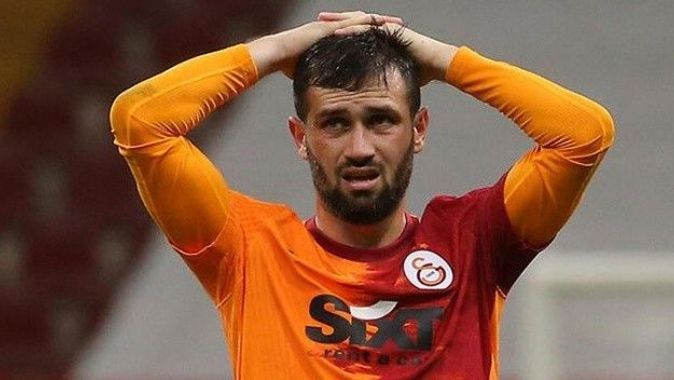 Galatasaray taraftarından Ömer Bayram’a tepki: Formasını yere attı