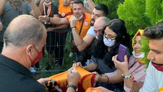 Galatasaraylı taraftarlardan Fatih Terim’e destek