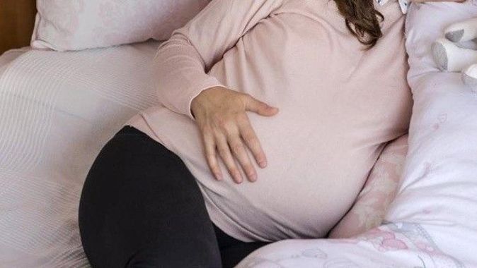 Hamile kadın ve bebeği koronavirüse yenildi