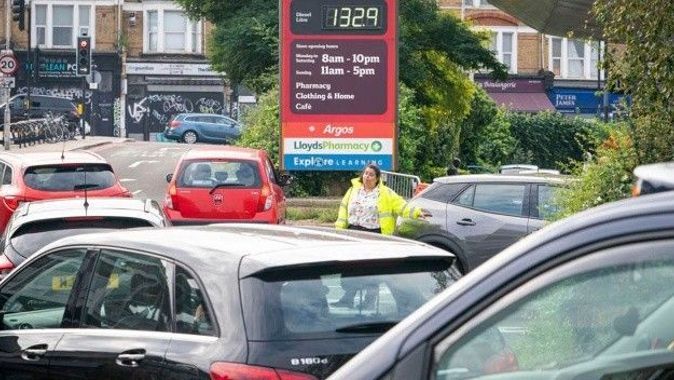 İngiltere&#039;de benzin krizi: Uzun kuyruklar oluştu