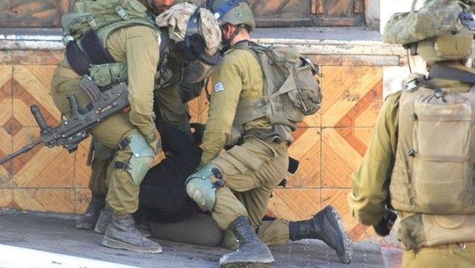 İşgalci İsrail askerleri 10 yaşındaki İsmail&#039;i döve döve gözaltına aldı