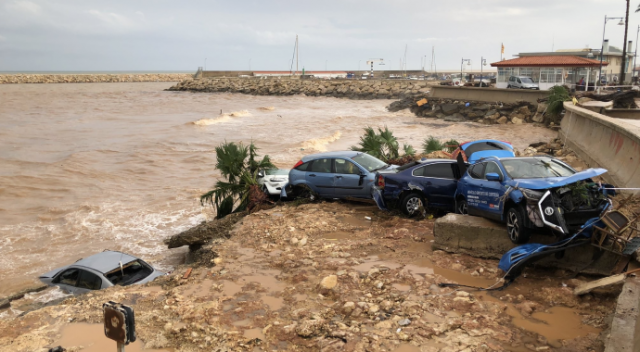 İspanya&#039;da sel! Araçlar denize sürüklendi 5 bin ev elektriksiz kaldı