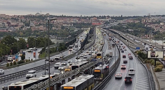 İstanbul&#039;a yağmur düştü, trafik çilesi katlandı