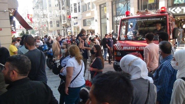 İstiklal Caddesi&#039;nde korkutan yangın