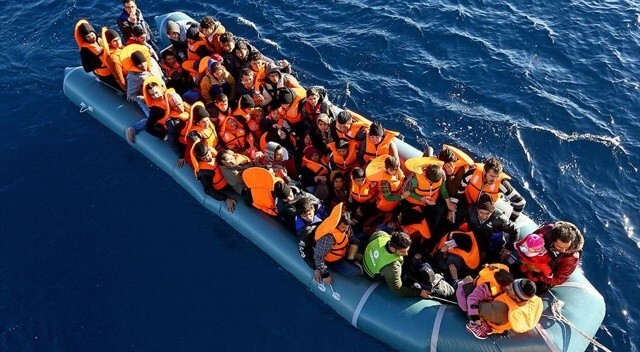 İzmir açıklarında 114 düzensiz göçmen yakalandı