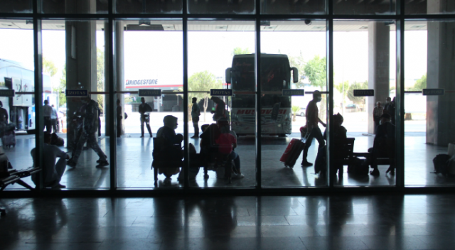 İzmir&#039;de 18 yaşından küçüklere otobüs ve uçak bileti satışı yasaklandı
