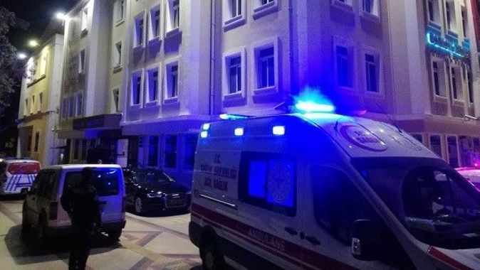 İzmir&#039;de belediye binasında intihar paniği!
