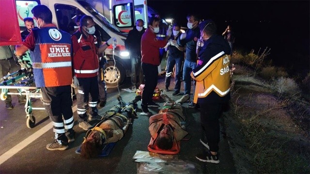 Kaçak mülteci taşıyan minibüs devrildi: 1 ölü, 15 yaralı