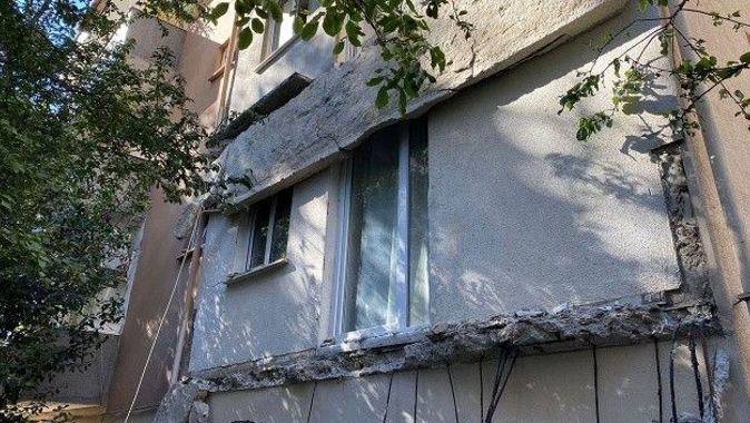 Kadıköy&#039;de 25 yıllık binanın balkonları çöktü