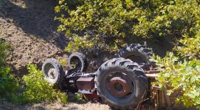 Kontrolden çıkan traktör devrildi: Sürücü öldü