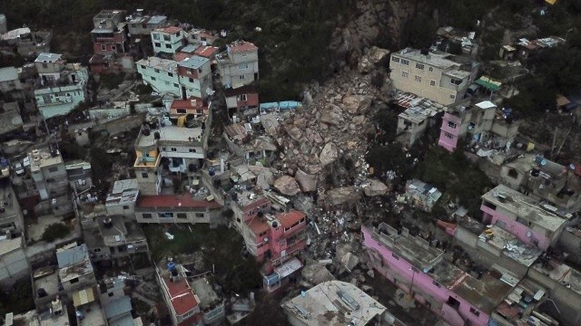 Meksika&#039;da facia! Dev kayalar yerinden kopup evlerin üstüne düştü