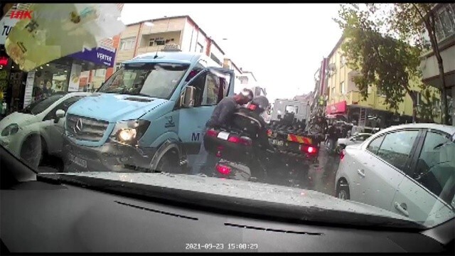 Minibüsçü trafiğin ortasında kasklı motosikletliye kafa attı