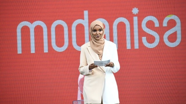 Muhafazakar giyim markası global mottosunu Halima Aden ile duyurdu