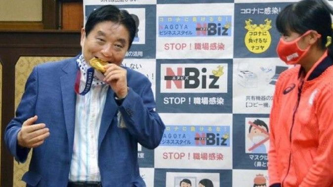 Olimpiyat madalyasını ısıran Japon belediye başkanı virüse yakalandı