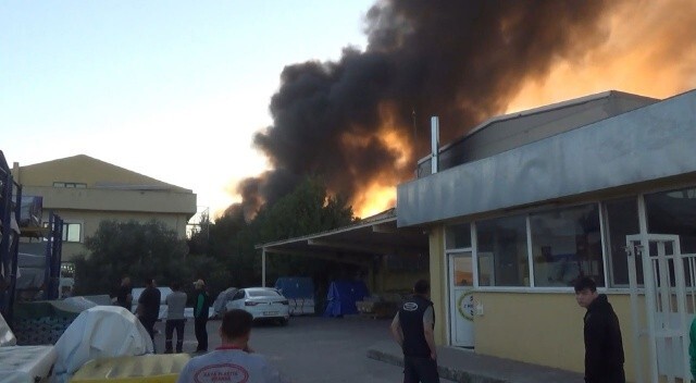 Silivri&#039;de plastik fabrikasında yangın