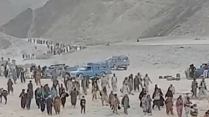 Taliban&#039;dan kaçış sürüyor! Binlerce kişi kendini çöle attı