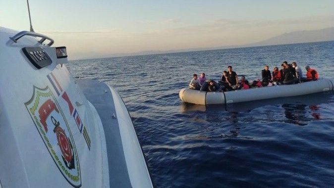Yunanistan&#039;ın Türk kara sularına ittiği 49 göçmen kurtarıldı