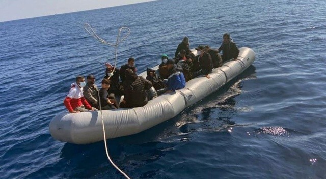 15 düzensiz göçmen lastik bot içinde kurtarıldı