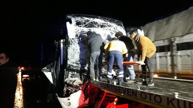 Afyonkarahisar’da otobüs tıra çarptı, 11 kişi yaralandı