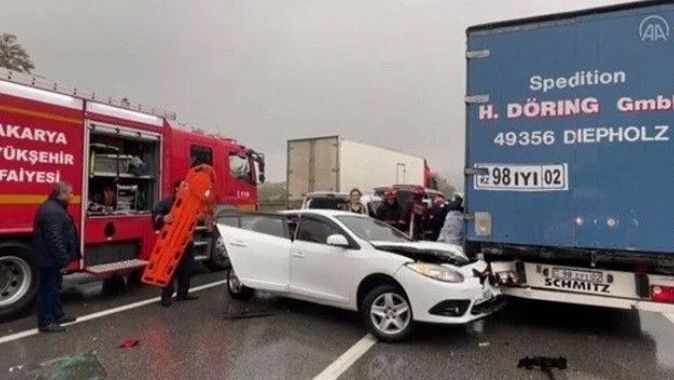 Anadolu Otoyolu&#039;nda korkutan kaza! 15 araç birbirine girdi