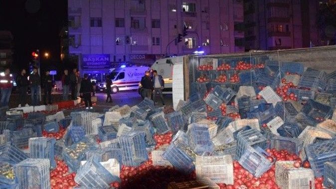 Antalya&#039;da nar yüklü kamyon devrildi: Yaralılar var